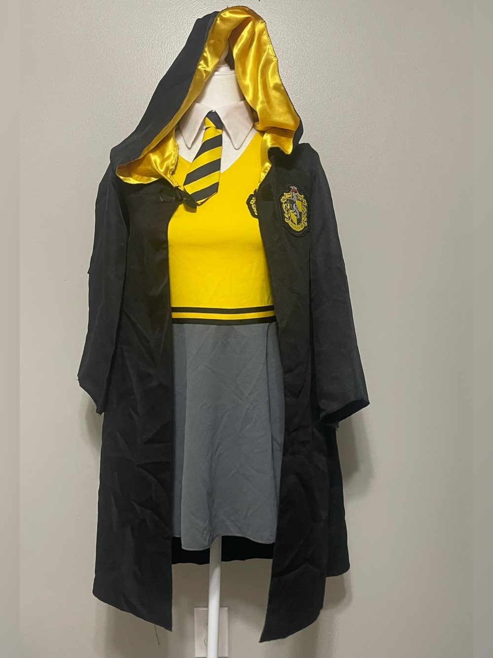 Harry Potter Hufflepuff Hogwarts Costume Uniform Dress Tie Robe Youth Medium